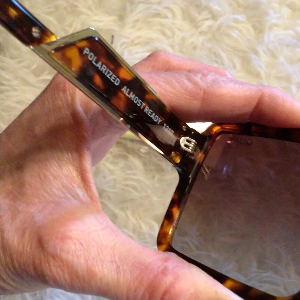 READ SCUFFS Quay Almost ready polarized square Sunnies